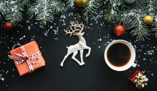 Обои на рабочий стол: christmas, coffee, cup, decoration, fir tree, gift, happy, merry, new year, ветки ели, елка, новый год, подарки, рождество, чашка кофе
