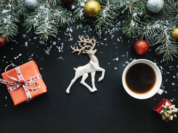 christmas, coffee, cup, decoration, fir tree, gift, happy, merry, new year, ветки ели, елка, новый год, подарки, рождество, чашка кофе