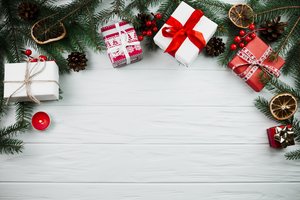 Обои на рабочий стол: christmas, decoration, fir tree, gifts, merry, new year, wood, ветки ели, елка, новый год, подарки, рождество