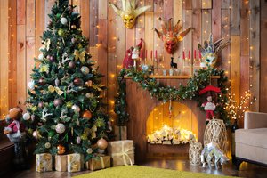 Обои на рабочий стол: christmas, decoration, design, fir tree, fireplace, gift box, interior, new year, room, елка, камин, новый год, подарки, рождество