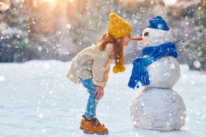 Обои на рабочий стол: child, childhood, day, Environment, happy, happy new year, nature, snow, Snowmen, девочка, Зимняя природа, Зимняя прогулка, новый год, оранжевый, природа, радость, ребёнок, синий, снеговик