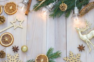Обои на рабочий стол: decoration, fir tree, holiday celebration, merry christmas, wood, Xmas, новый год, рождество