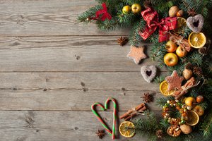 Обои на рабочий стол: christmas, cookies, decoration, hearts, holiday celebration, merry christmas, wood, Xmas, елка, новый год, орехи, печенье, рождество, сердечки, украшения, фрукты, шары, яблоки, ягоды