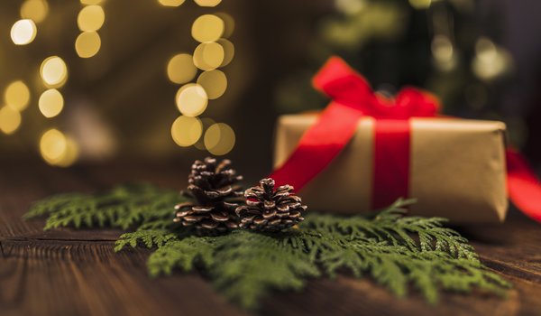 Обои на рабочий стол: box, christmas, decoration, fir tree, gifts, merry, new year, wood, ветки ели, коробка, лента, новый год, подарок, рождество
