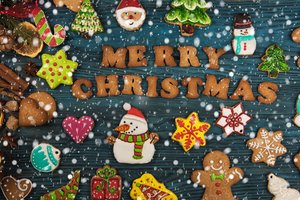Обои на рабочий стол: cookies, decoration, gingerbread, merry christmas, wood, новый год, печенье, пряники, рождество