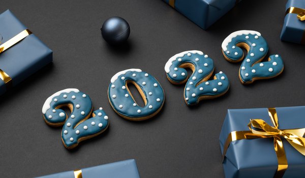 Обои на рабочий стол: 2022, новый год, печенье, подарки, фон, цифры, шарик