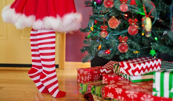 Обои на рабочий стол: девочка, елка, новый год, ноги, подарки, рождество, украшения, чулки