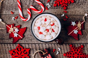 Обои на рабочий стол: christmas, cup, decoration, hot chocolate, marshmallow, merry, new year, wood, Xmas, зефирки, какао, кружка, новый год, рождество, украшения