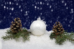 Обои на рабочий стол: елочные игрушки, новогодние декорации, новый год, праздник, рождество, синий фон, снег, хвоя, шарик, шишки