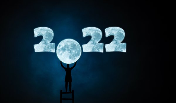 Обои на рабочий стол: 2022, дата, лестница, луна, небо, новый 2022 год, новый год, ночь, поза, полнолуние, праздник, силуэт, стремянка, темнота, темный фон, цифры, человек