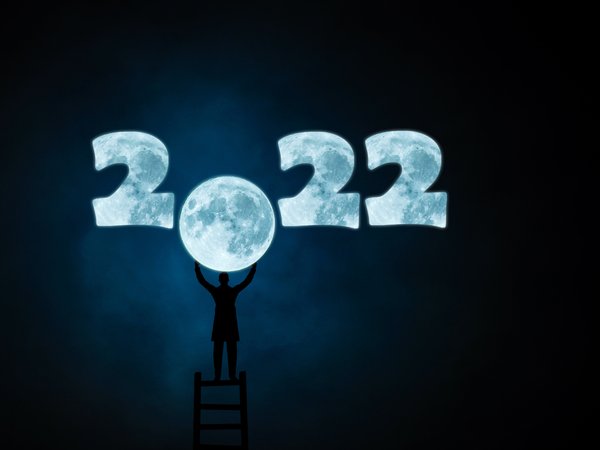 2022, дата, лестница, луна, небо, новый 2022 год, новый год, ночь, поза, полнолуние, праздник, силуэт, стремянка, темнота, темный фон, цифры, человек