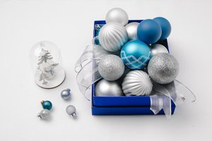 Обои на рабочий стол: голубые, елочные игрушки, колба, коробка, новогодние декорации, новый год, праздник, рождество, светлый фон, серебристые, синие, снеговик, сувенир, тесьма, шарики
