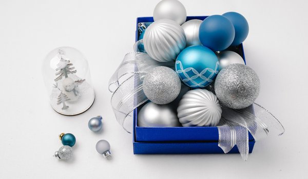 Обои на рабочий стол: голубые, елочные игрушки, колба, коробка, новогодние декорации, новый год, праздник, рождество, светлый фон, серебристые, синие, снеговик, сувенир, тесьма, шарики