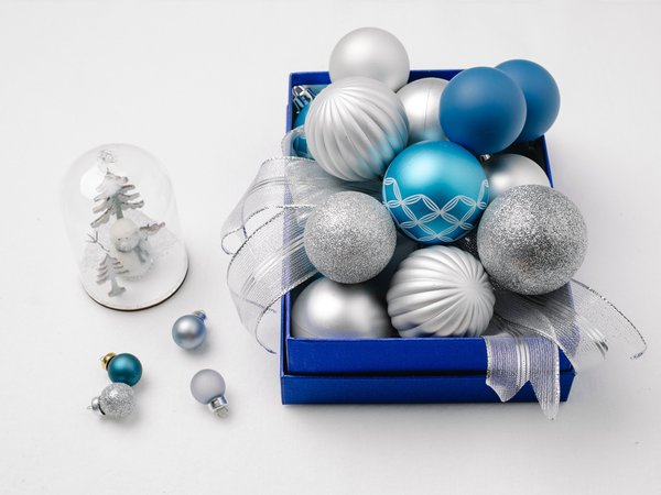 голубые, елочные игрушки, колба, коробка, новогодние декорации, новый год, праздник, рождество, светлый фон, серебристые, синие, снеговик, сувенир, тесьма, шарики
