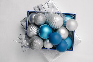Обои на рабочий стол: голубые, елочные игрушки, коробка, лента, новогодние декорации, новый год, подарок, праздник, рождество, светлый фон, серебристые, синие, шарики