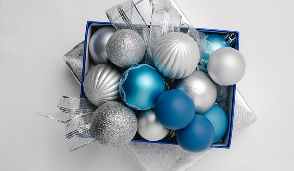 Обои на рабочий стол: голубые, елочные игрушки, коробка, лента, новогодние декорации, новый год, подарок, праздник, рождество, светлый фон, серебристые, синие, шарики