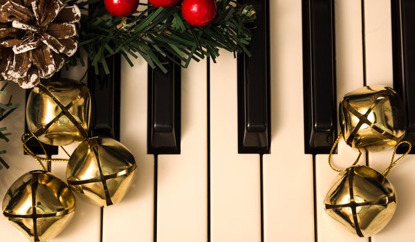 Обои на рабочий стол: елочные игрушки, клавиши, колокольчики, музыка, новый год, пианино, плоды, праздник, рождество, фортепиано, хвоя, шишка