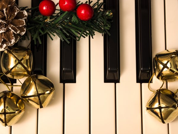 елочные игрушки, клавиши, колокольчики, музыка, новый год, пианино, плоды, праздник, рождество, фортепиано, хвоя, шишка