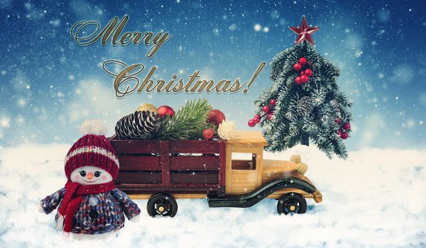Обои на рабочий стол: грузовик, елочка, елочные, зима, игрушка, игрушки, машинка, надпись, новый год, праздник, рождество, снег, снеговик, фигурка
