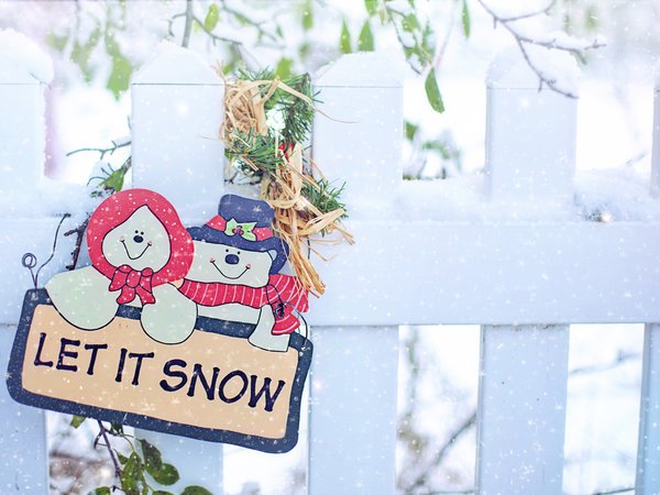 декорации, забор, зима, надпись, новый год, парочка, праздник, пусть идет снег, рождество, рожицы, светлый фон, снег, снеговики, снегопад, табличка