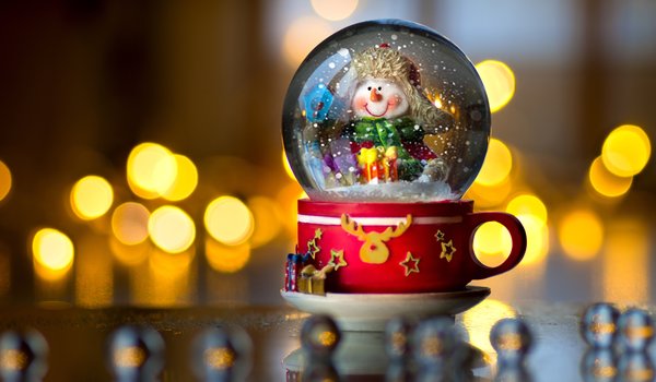 Обои на рабочий стол: блики, кружка, новый год, рождество, снеговик, стеклянный шар