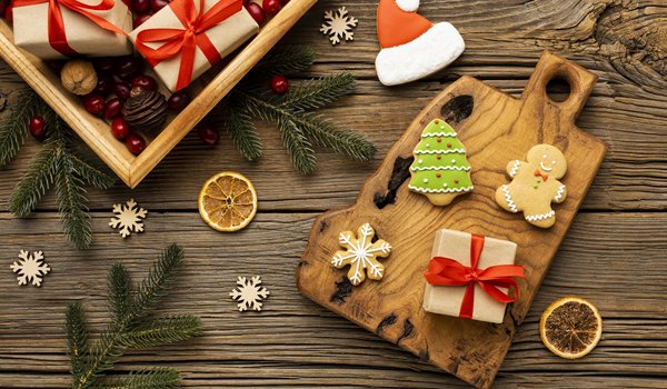 Обои на рабочий стол: christmas, cookies, decoration, fir tree, gift box, gingerbread, new year, wood, ветки ели, новый год, печенье, подарки, пряники, рождество