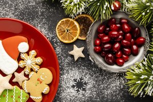 Обои на рабочий стол: berries, christmas, cookies, decoration, fir tree, fruits, gingerbread, new year, wood, ветки ели, новый год, печенье, пряники, рождество, ягоды
