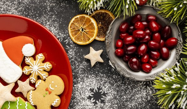 Обои на рабочий стол: berries, christmas, cookies, decoration, fir tree, fruits, gingerbread, new year, wood, ветки ели, новый год, печенье, пряники, рождество, ягоды