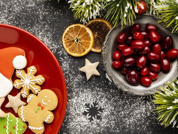 berries, christmas, cookies, decoration, fir tree, fruits, gingerbread, new year, wood, ветки ели, новый год, печенье, пряники, рождество, ягоды