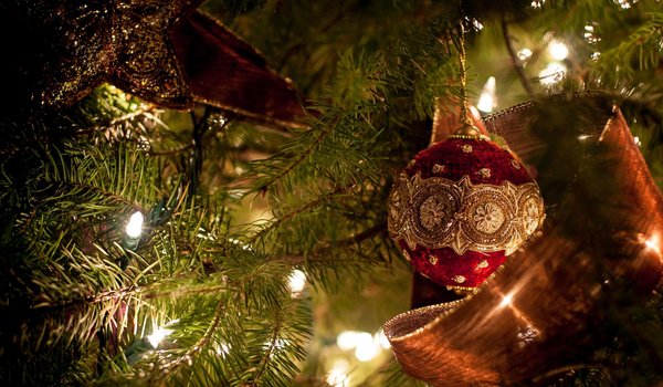Обои на рабочий стол: елка, звезда, игрушки, лампочки, лента, новый год, праздник, рождество, украшение, шар