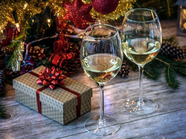бокалы, ветки, доски, елка, ель, коробка, мишура, новый год, подарок, праздник, рождество, украшения, шампанское, шишки