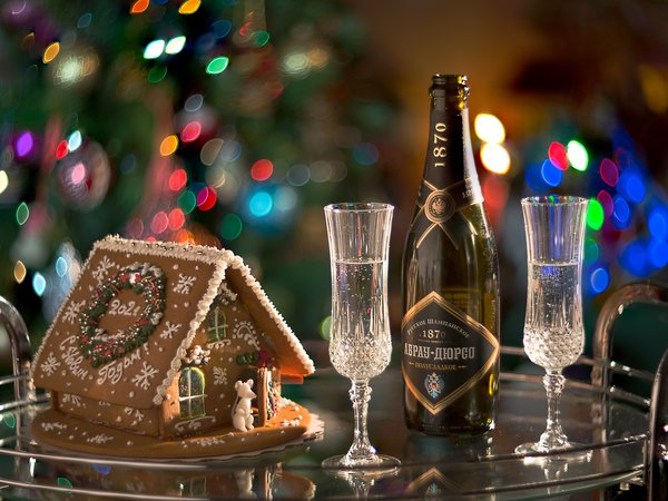 бокалы, боке, бутылка, новый год, праздник, пряничный домик, столик, шампанское