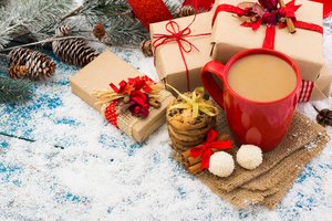 Обои на рабочий стол: christmas, coffee, cookies, decoration, holiday celebration, merry christmas, snow, Xmas, елка, кофе, новый год, подарки, рождество, сладости, снег, украшения, чашка, шишки