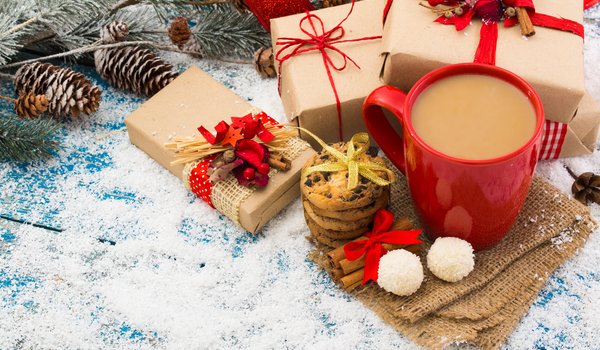 Обои на рабочий стол: christmas, coffee, cookies, decoration, holiday celebration, merry christmas, snow, Xmas, елка, кофе, новый год, подарки, рождество, сладости, снег, украшения, чашка, шишки