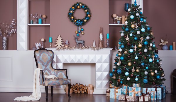 Обои на рабочий стол: christmas, christmas tree, decoration, design, gifts, holiday celebration, home, interior, merry christmas, white, wood, Xmas, елка, игрушки, комната, новый год, подарки, рождество, украшения
