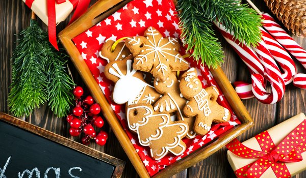 Обои на рабочий стол: christmas, cookies, decoration, gift, gingerbread, happy, holiday celebration, merry christmas, new year, wood, Xmas, елка, игрушки, новый год, печенье, подарки, пряники, рождество, снег, украшения