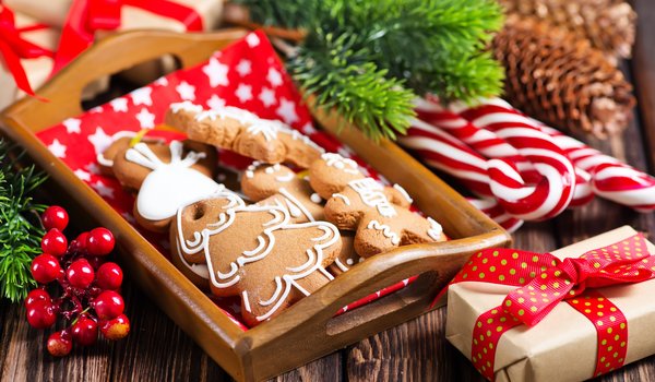 Обои на рабочий стол: christmas, cookies, decoration, gift, gingerbread, happy, holiday celebration, merry christmas, new year, wood, Xmas, елка, игрушки, новый год, печенье, подарки, пряники, рождество, снег, украшения