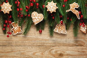 Обои на рабочий стол: christmas, cookies, decoration, gingerbread, happy, merry christmas, new year, wood, Xmas, елка, новый год, печенье, пряники, рождество, ягоды