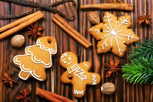 Обои на рабочий стол: christmas, cookies, decoration, gingerbread, happy, holiday celebration, merry christmas, new year, wood, Xmas, елка, корица, новый год, печенье, пряники, рождество, украшения