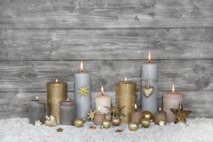 Обои на рабочий стол: candle, christmas, decoration, happy, holiday celebration, lights, merry christmas, new year, wood, Xmas, новый год, рождество, свечи, снег, украшения