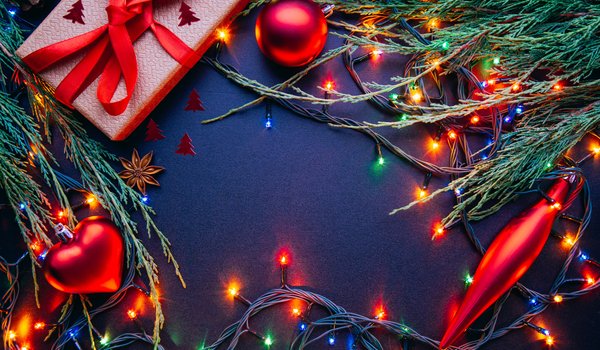 Обои на рабочий стол: christmas, decoration, happy, merry christmas, new year, Xmas, гирлянда, игрушки, новый год, подарки, рождество, украшения