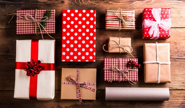 Обои на рабочий стол: christmas, decoration, gifts, holiday celebration, merry christmas, wood, Xmas, новый год, подарки, рождество