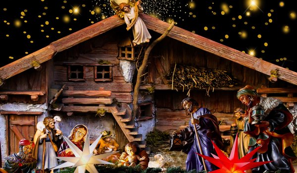Обои на рабочий стол: ангел, Библейский сюжет, Дева Мария, дом, игрушки, Иисус, младенец, мужчины, Поклонение волхвов, религия, РОЖДЕНИЕ, Рождение Иисуса, рождество, Старцы