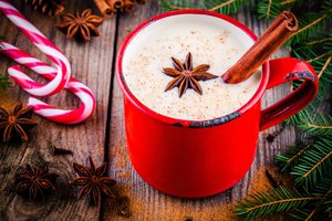 Обои на рабочий стол: chocolate, christmas, cocoa, cup, decoration, holiday celebration, merry christmas, Xmas, елка, какао, новый год, рождество, украшения, чашка
