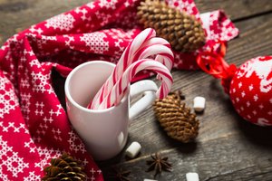Обои на рабочий стол: christmas, cup, decoration, holiday celebration, marshmallow, merry christmas, Xmas, елка, зефирки, какао, новый год, рождество, украшения, чашка, шишки