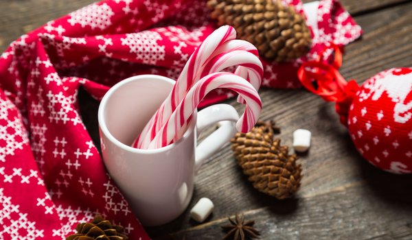 Обои на рабочий стол: christmas, cup, decoration, holiday celebration, marshmallow, merry christmas, Xmas, елка, зефирки, какао, новый год, рождество, украшения, чашка, шишки