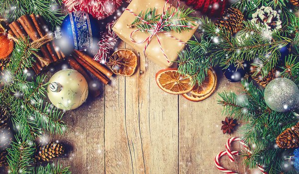 Обои на рабочий стол: balls, christmas, decoration, happy, holiday celebration, merry christmas, new year, snow, vintage, Xmas, игрушки, новый год, рождество, снег, украшения, шары
