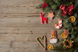 Обои на рабочий стол: christmas, cookies, decoration, hearts, holiday celebration, merry christmas, wood, Xmas, елка, новый год, орехи, печенье, рождество, сердечки, украшения, фрукты, шары, ягоды