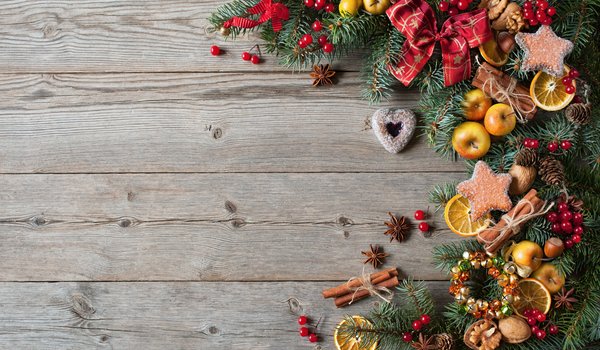 Обои на рабочий стол: christmas, cookies, decoration, hearts, holiday celebration, merry christmas, wood, Xmas, елка, новый год, орехи, печенье, рождество, сердечки, украшения, фрукты, шары, ягоды