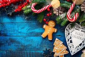 Обои на рабочий стол: christmas, cookies, decoration, gift, gingerbread, happy, merry christmas, new year, wood, Xmas, елка, новый год, печенье, подарки, пряники, рождество, украшения, шары